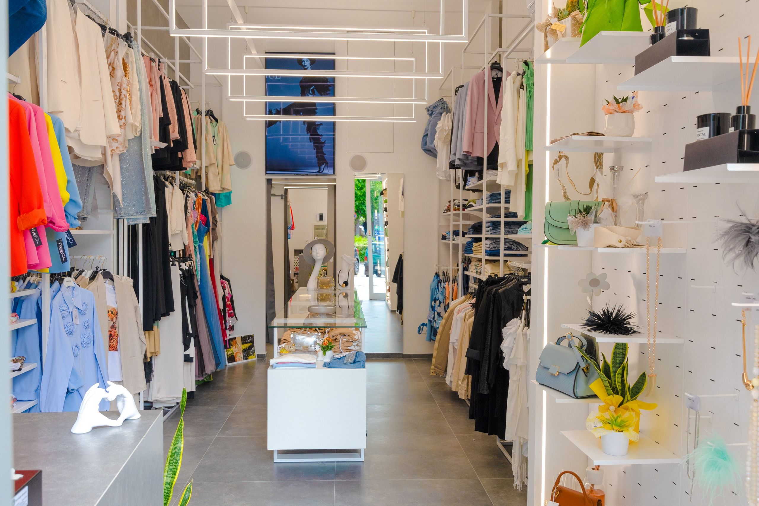 interno negozio di abbigliamento L'Altra Idea Moda donna e uomo a Isola Del Gran Sasso Teramo