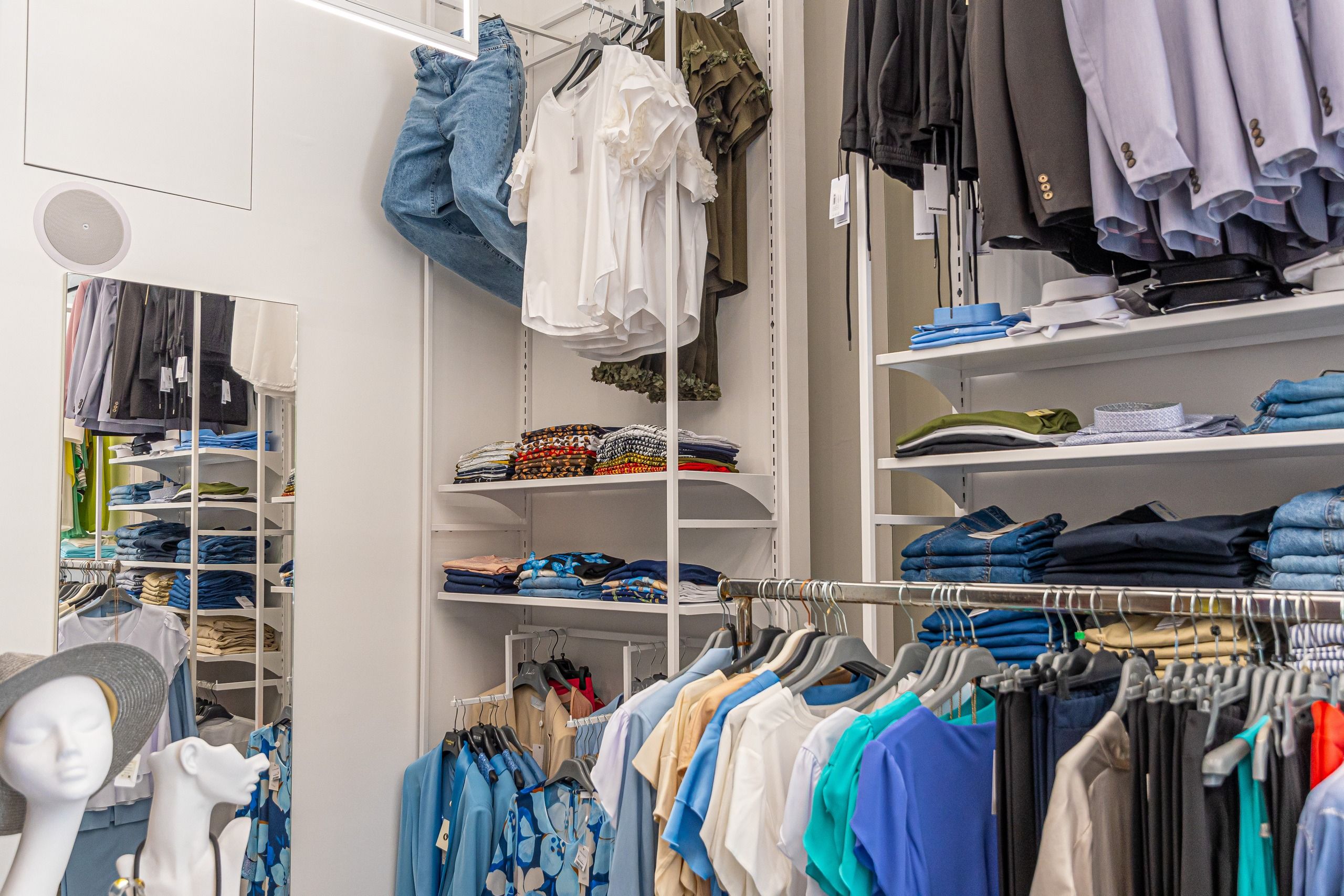 interno negozio di abbigliamento L'Altra Idea Moda donna e uomo a Isola Del Gran Sasso Teramo