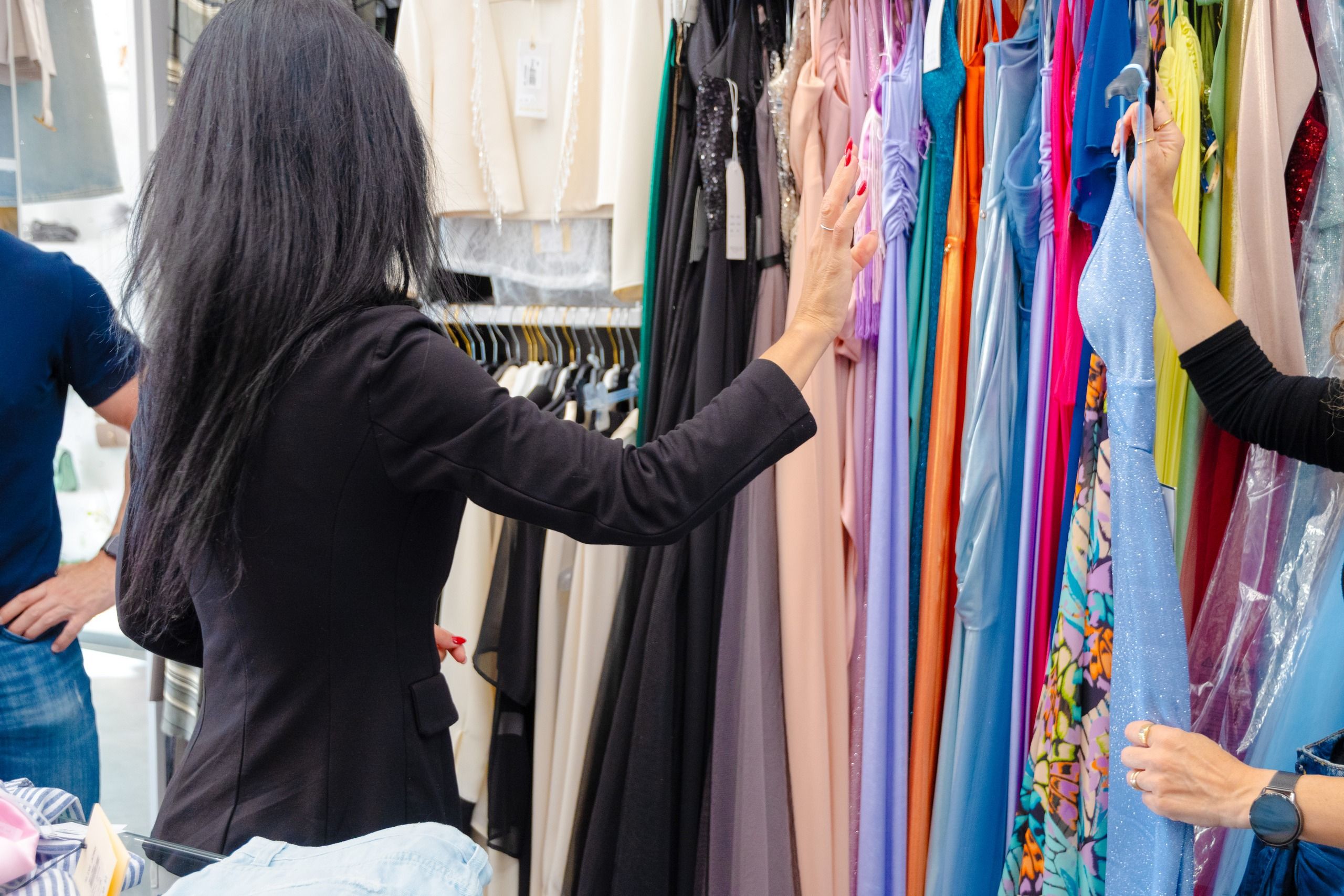 commessa mentre serve le clienti nel negozio di abbigliamento L'Altra Idea Moda donna e uomo a Isola Del Gran Sasso Teramo