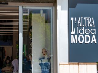 insegna esterna negozio di abbigliamento L'Altra Idea Moda donna e uomo a Isola Del Gran Sasso Teramo