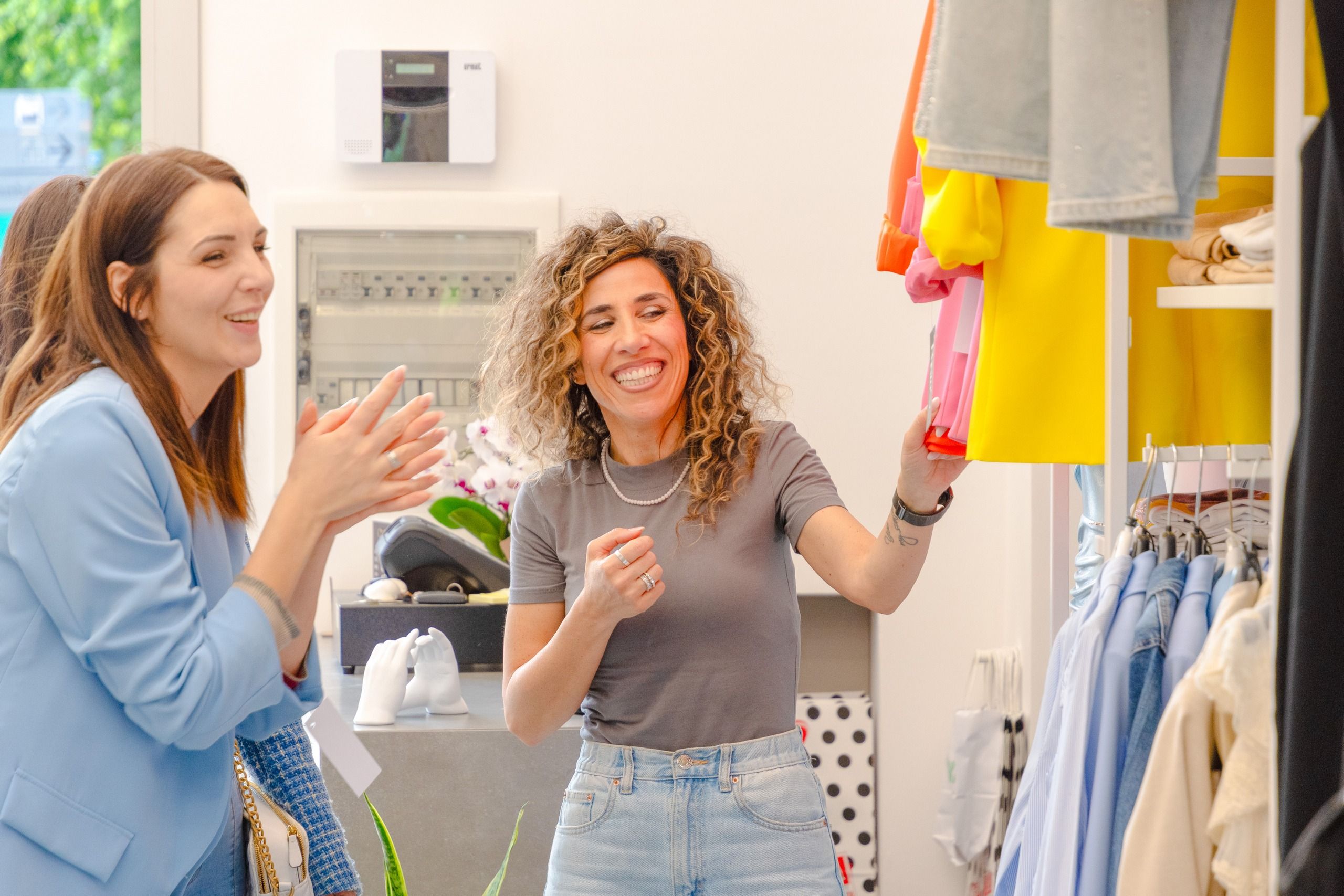 commessa sorride mentre serve le clienti nel negozio di abbigliamento L'Altra Idea Moda donna e uomo a Isola Del Gran Sasso Teramo